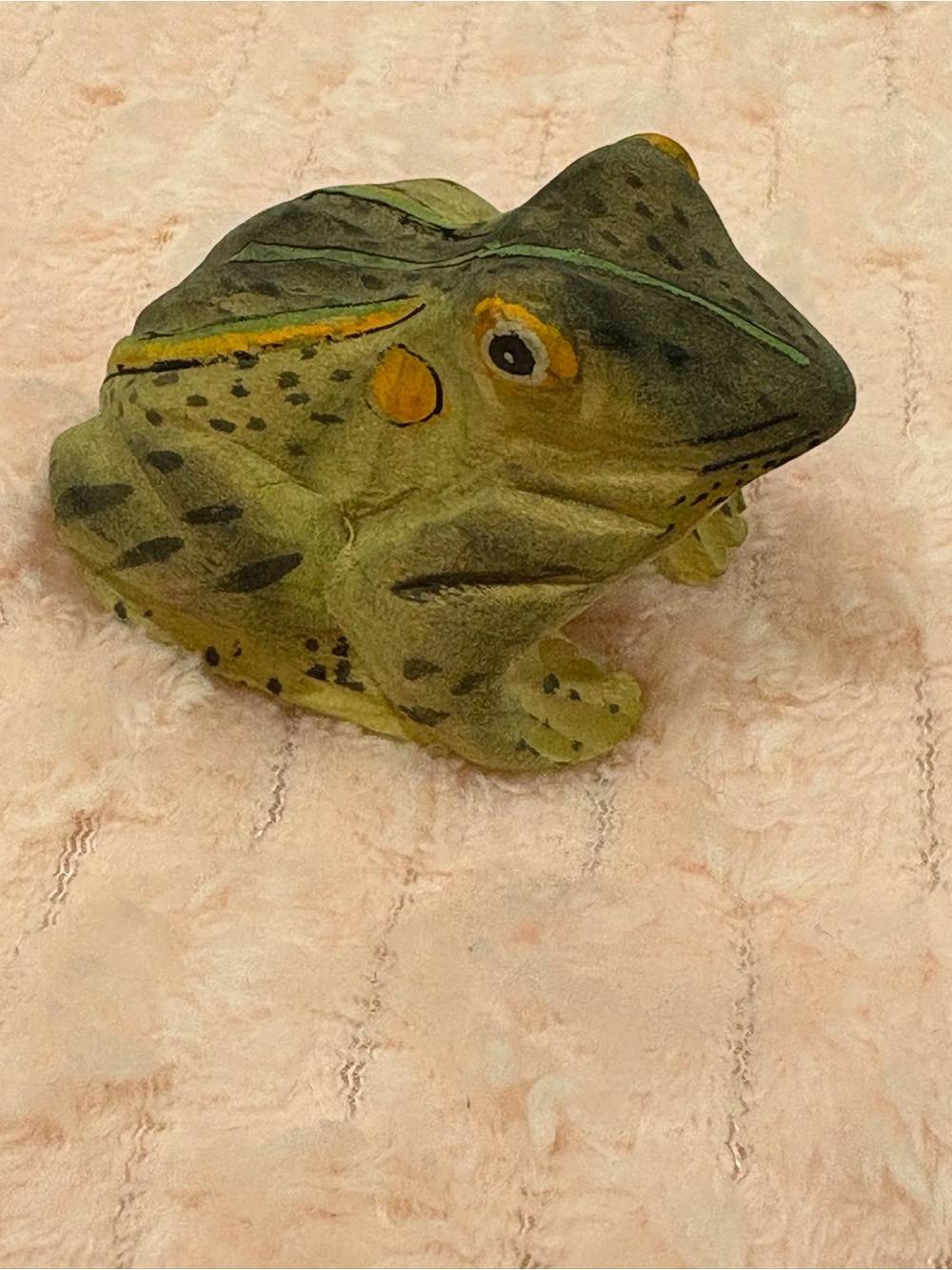 Vintage 90s Norfolk VA faux wood carved toad frog figuring.